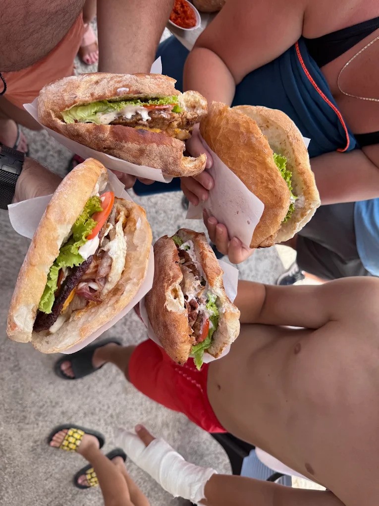 Gdzie zjeść w Rogoznicy — grill, do którego chodzą miejscowi