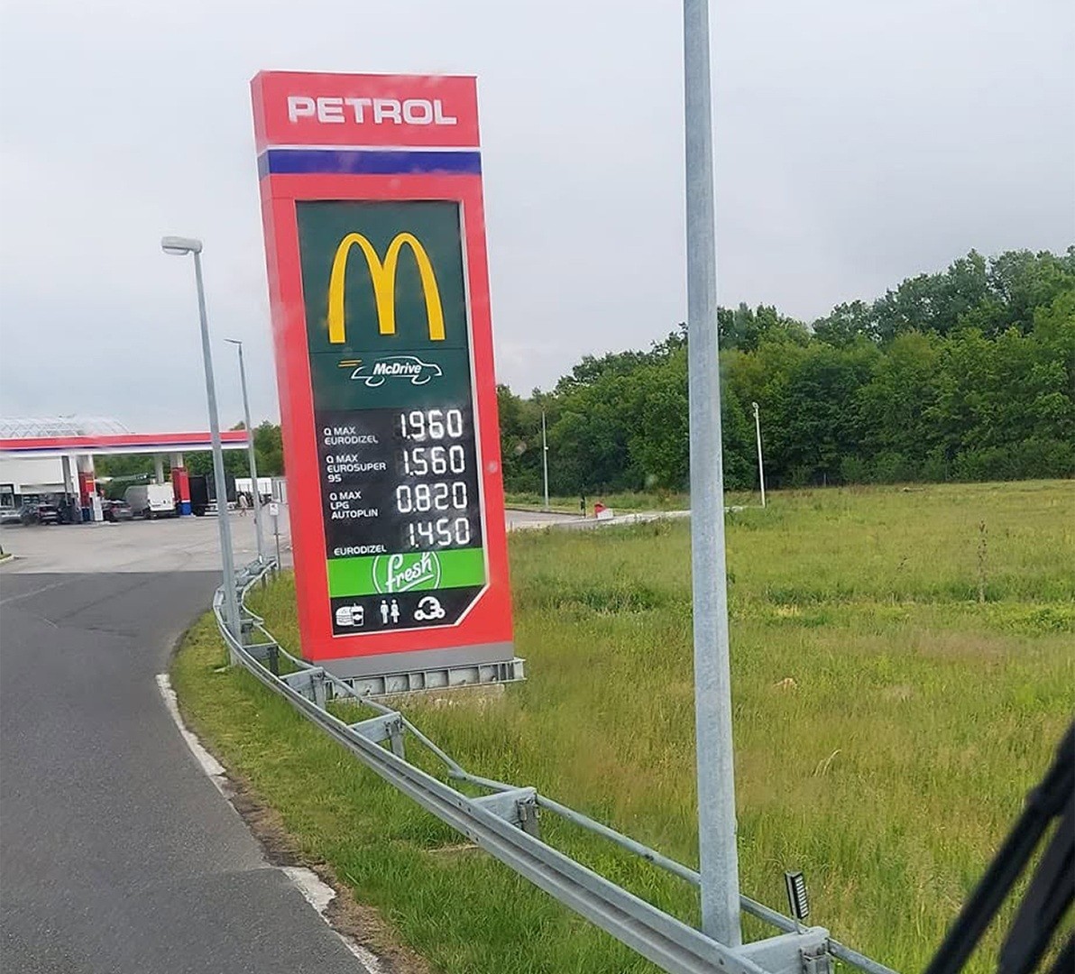 Tankowanie w Chorwacji — jak nie przepłacić na stacji